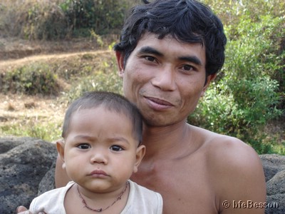 DSC06658_050129_Ban Pa Tok - Ngai tribal man by river