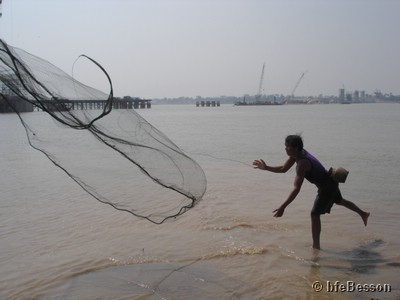 DSC07296_050204_Savannakhet fisherman by new Mekong bridge