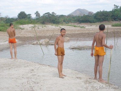 DSC08136_050211_Pakchom Mekong bathing novices