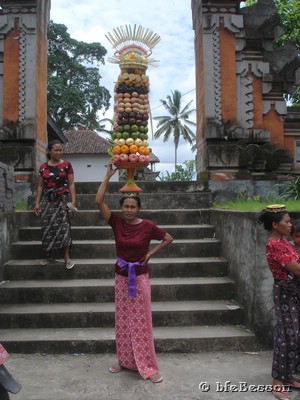 060207 1255_Umahanyar village woman offerings