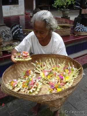 060207 1333_Umahanyar house temple grandma offerings