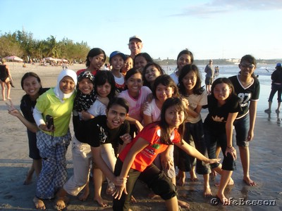060211 1822_Bali Kuta beach Java school girls