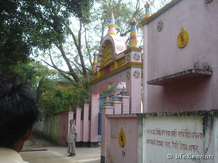 061116 0813_Agrasara Mandir gate arrival